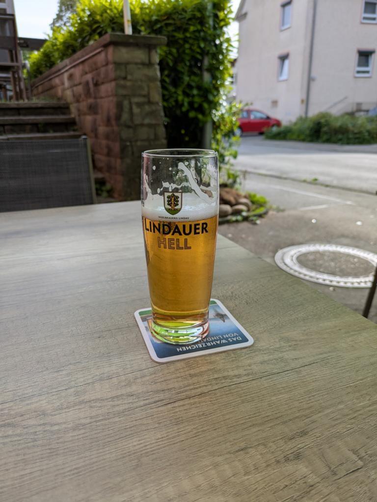 Warten auf die Pizza beim Zecher