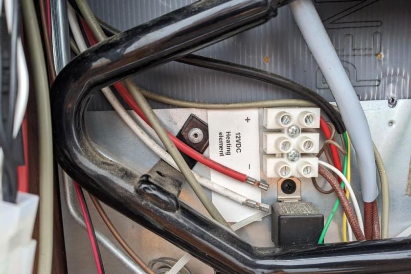 1. Stromkabel entfernen