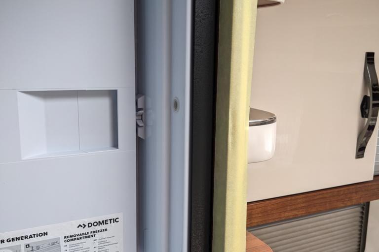 5. Klebeband anbringen