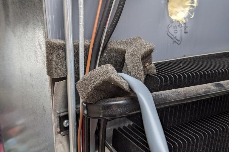 10. Kabelbinder entfernen